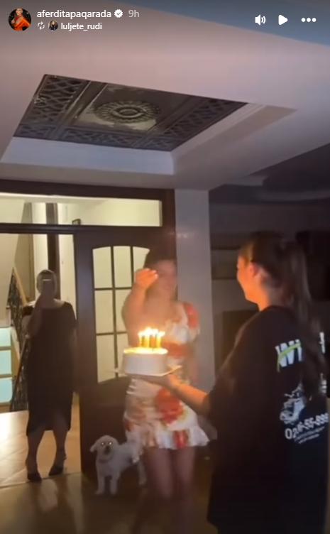 Kështu e surprizoi vajza për ditëlindje Afërdita Paqaradën