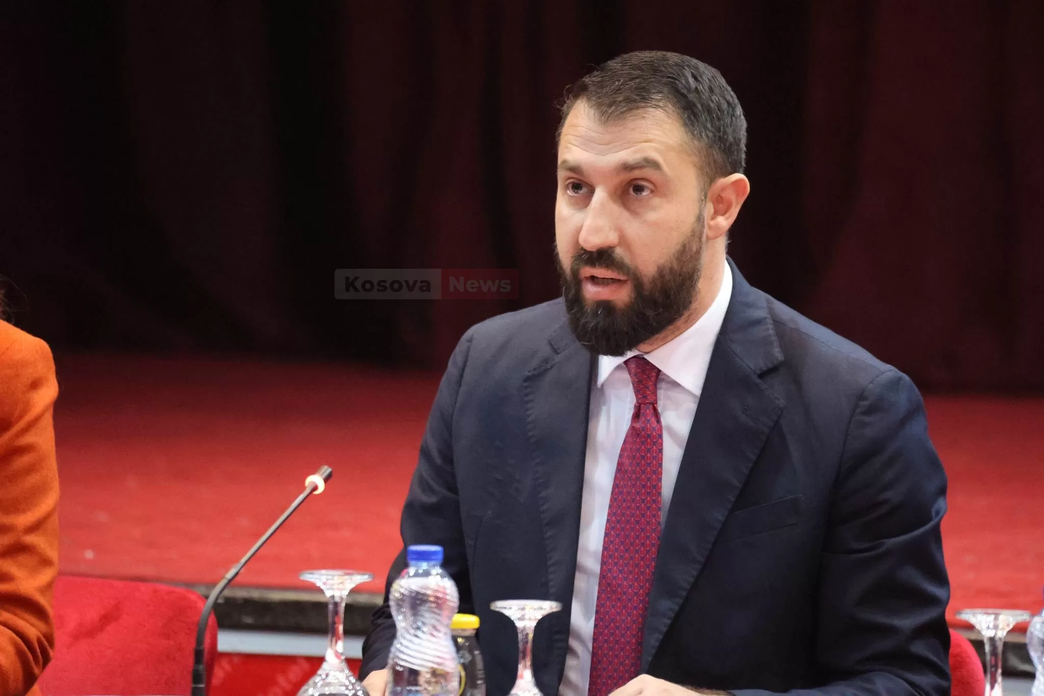 Krasniqi thotë se krerët e komunave në veri dje vepruan kundërligjshëm