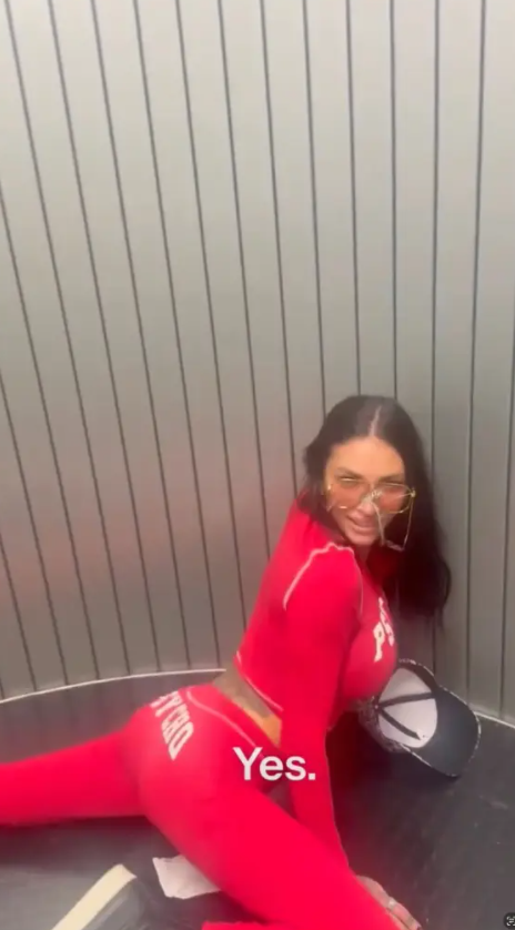 Yjet e OnlyFans krijojnë kaos në aeroplan, arrestohen në aeroport